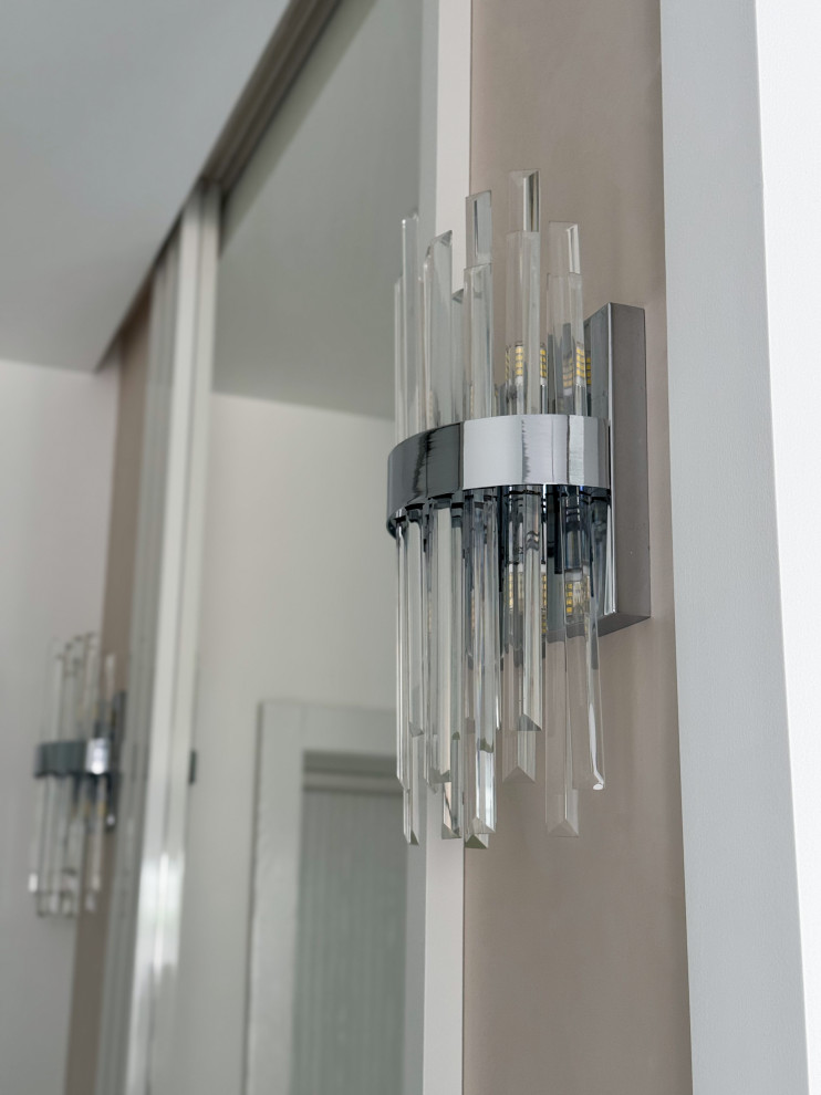 Бра возле зеркала со стороны лица