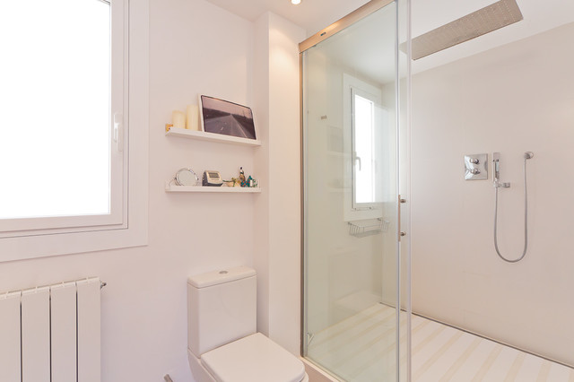&Aacute;tico en la Bonanova mediterranean-bathroom