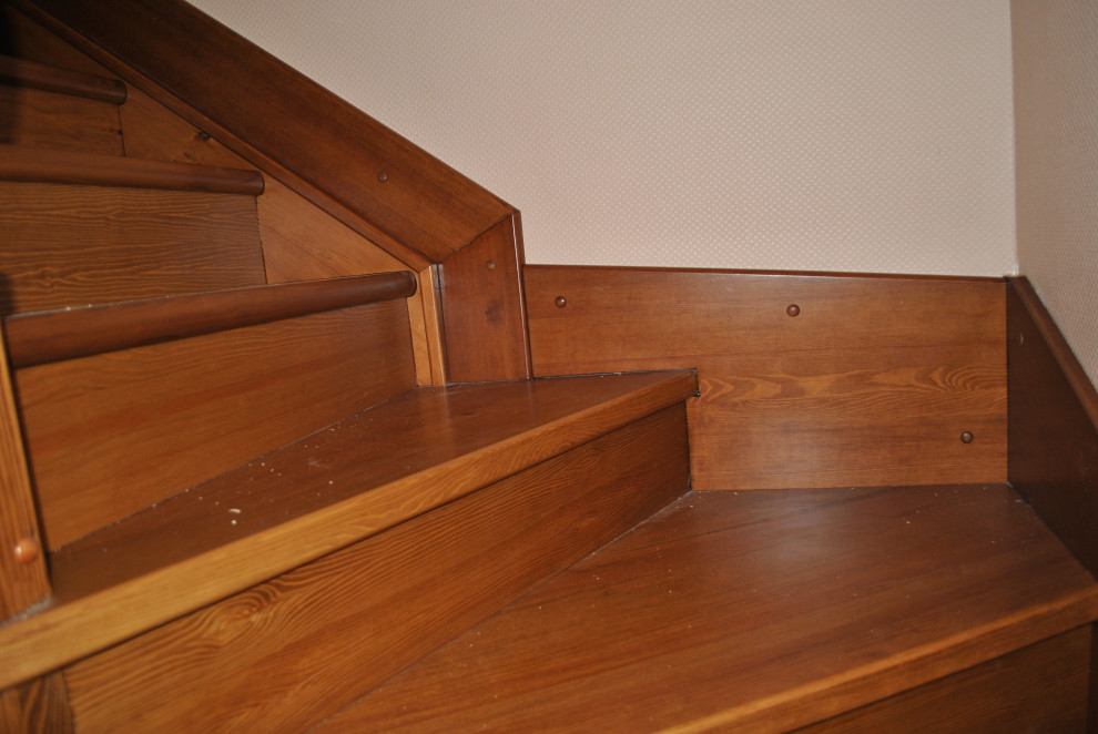 Деревянная лестница из сосны . Отделка бейц и лак HES.