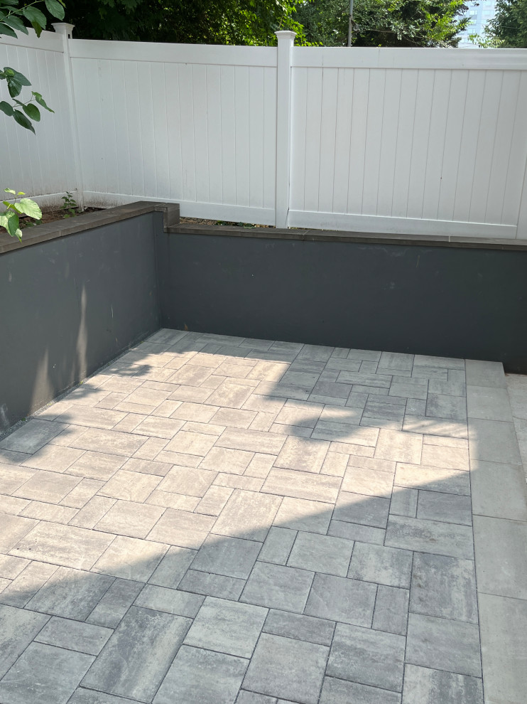 Small trendy backyard concrete paver patio photo in Newark