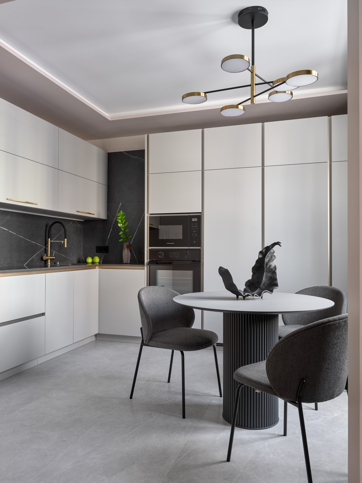 Стильный монохром - трехкомнатная квартира