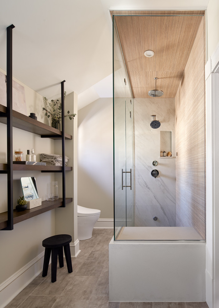 Inredning av ett modernt mellanstort beige beige en-suite badrum, med öppna hyllor, svart kakel, porslinskakel, vita väggar, klinkergolv i porslin, dusch med gångjärnsdörr, bänkskiva i kvarts, skåp i mellenmörkt trä, en kantlös dusch, en toalettstol med hel cisternkåpa, ett undermonterad handfat och grått golv