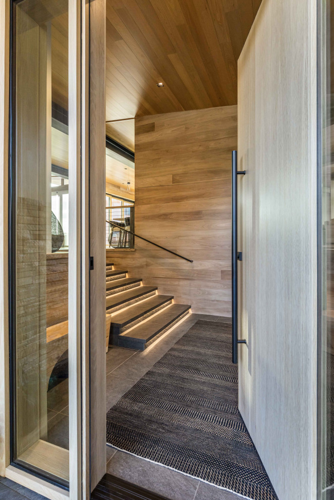 Стильный дизайн: фойе среднего размера в стиле рустика с входной дверью из светлого дерева, деревянным потолком и одностворчатой входной дверью - последний тренд