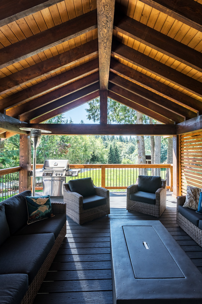 Diseño de terraza contemporánea grande en patio trasero y anexo de casas con privacidad y barandilla de madera