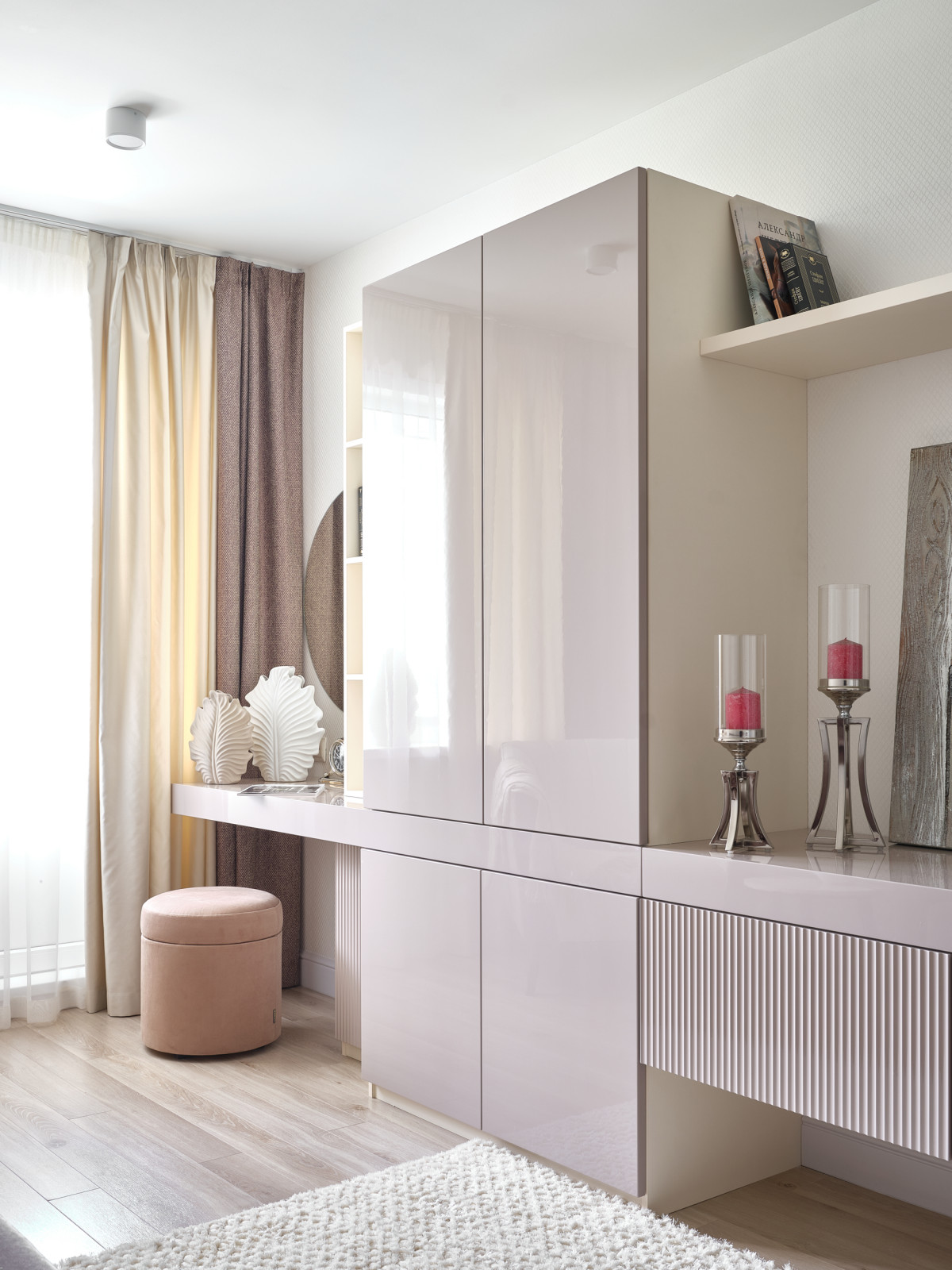 Шкаф и рабочее место в гостиной