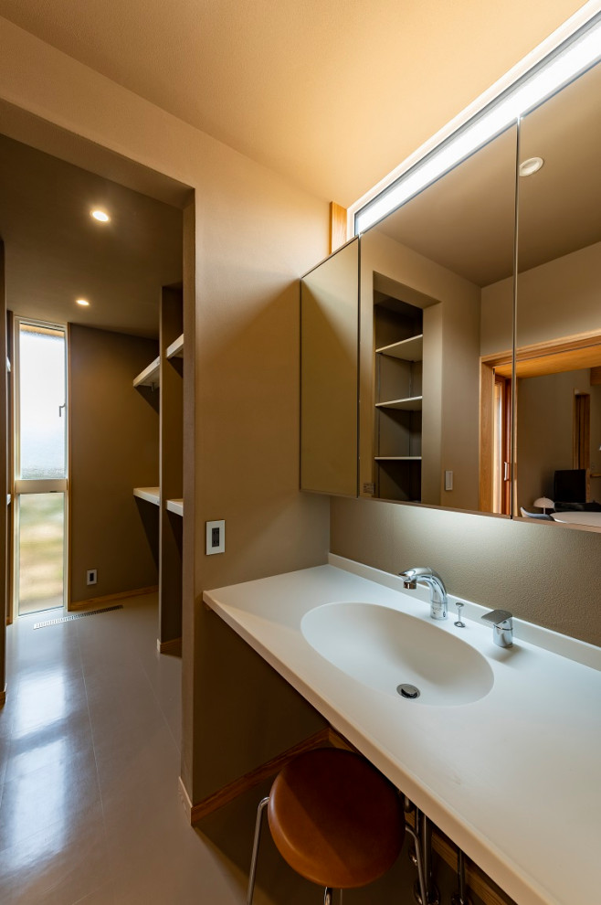 Idée de décoration pour un WC suspendu de taille moyenne avec un placard à porte plane, des portes de placard blanches, un carrelage beige, un mur beige, un sol en bois brun, un lavabo encastré, un sol beige et meuble-lavabo encastré.