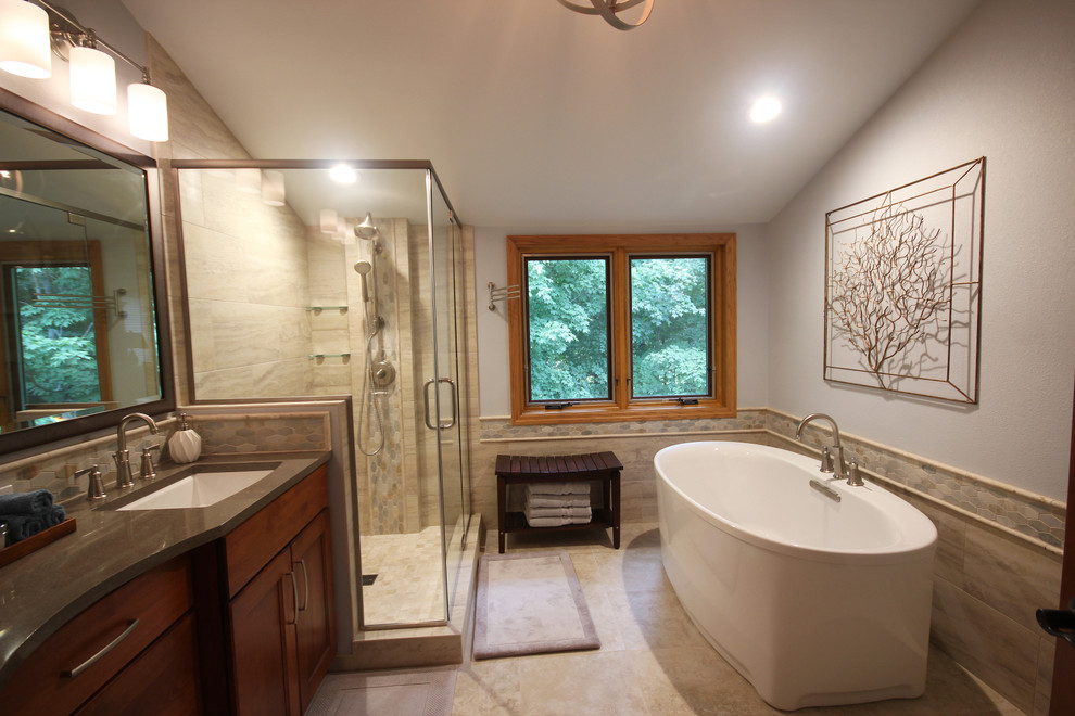 Example of a transitional bathroom design in Milwaukee