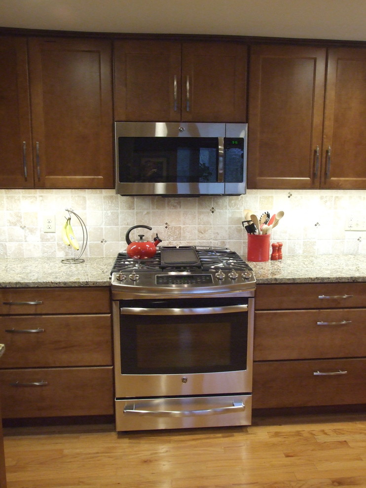 Transitional kitchen photo in Cincinnati