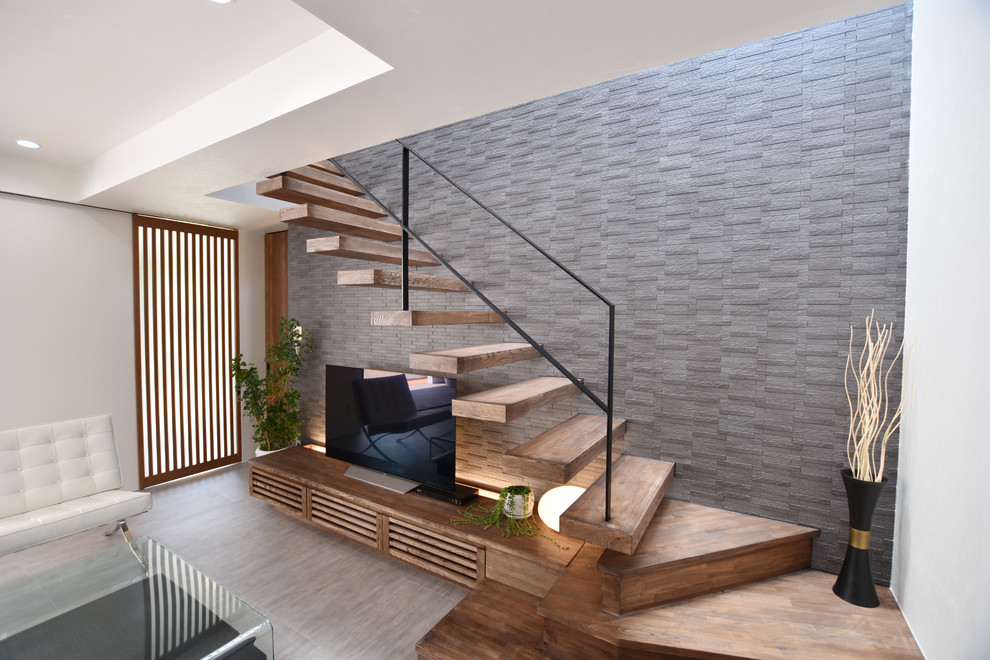 他の地域にあるモダンスタイルのおしゃれな階段 (金属の手すり) の写真