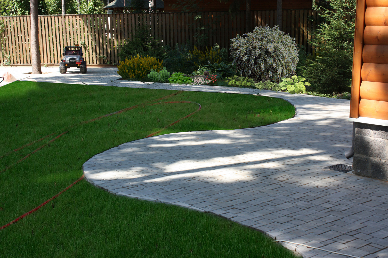 Дизайн сада 25 соток - садовая дорожка и газон.