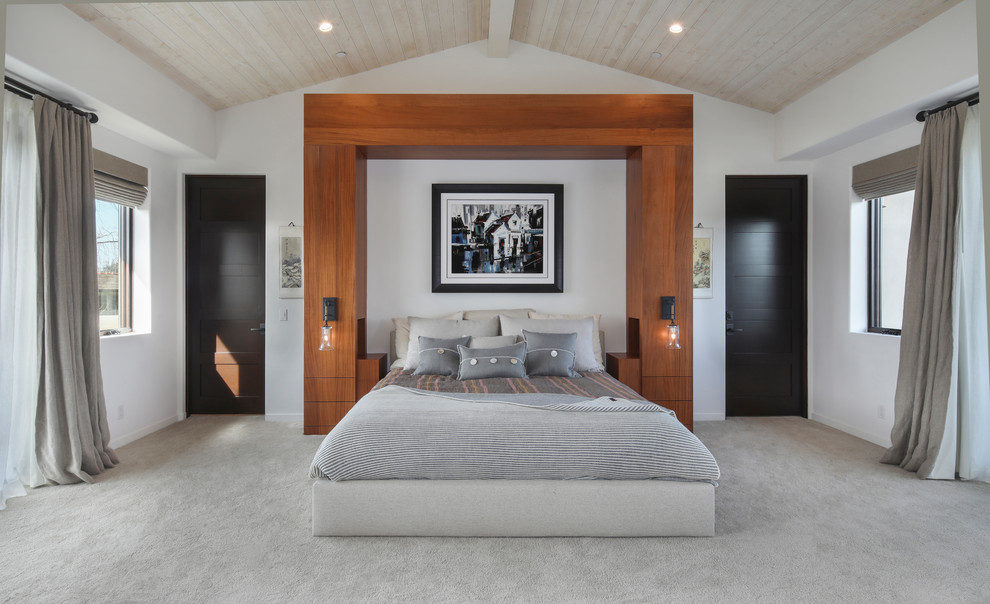 Стильный дизайн: большая хозяйская спальня в современном стиле с бежевыми стенами, ковровым покрытием и сводчатым потолком - последний тренд
