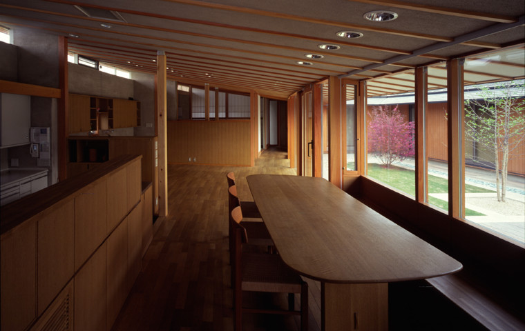 Design ideas for a modern dining room in Osaka.