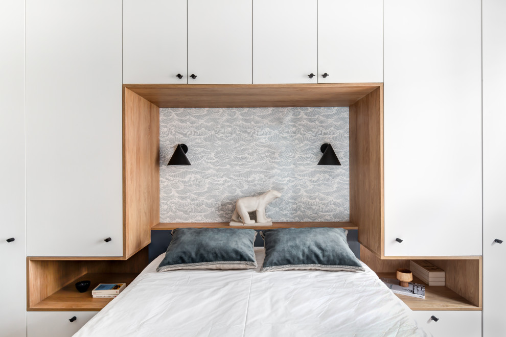 Mittelgroßes Modernes Hauptschlafzimmer ohne Kamin mit weißer Wandfarbe in Paris