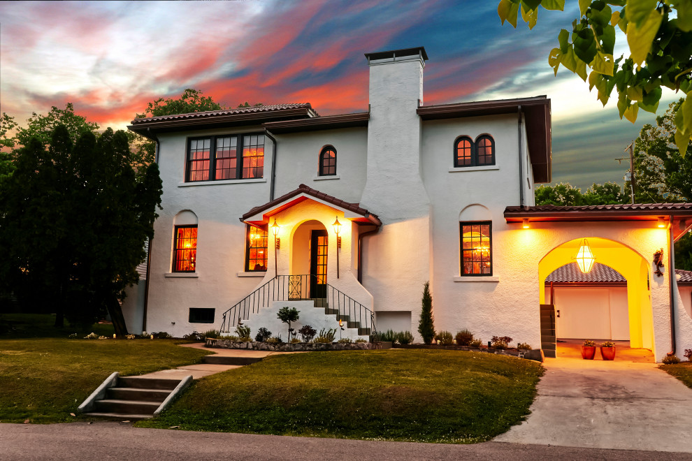 Großes, Zweistöckiges Eklektisches Einfamilienhaus mit Putzfassade, weißer Fassadenfarbe, Ziegeldach und braunem Dach in Sonstige