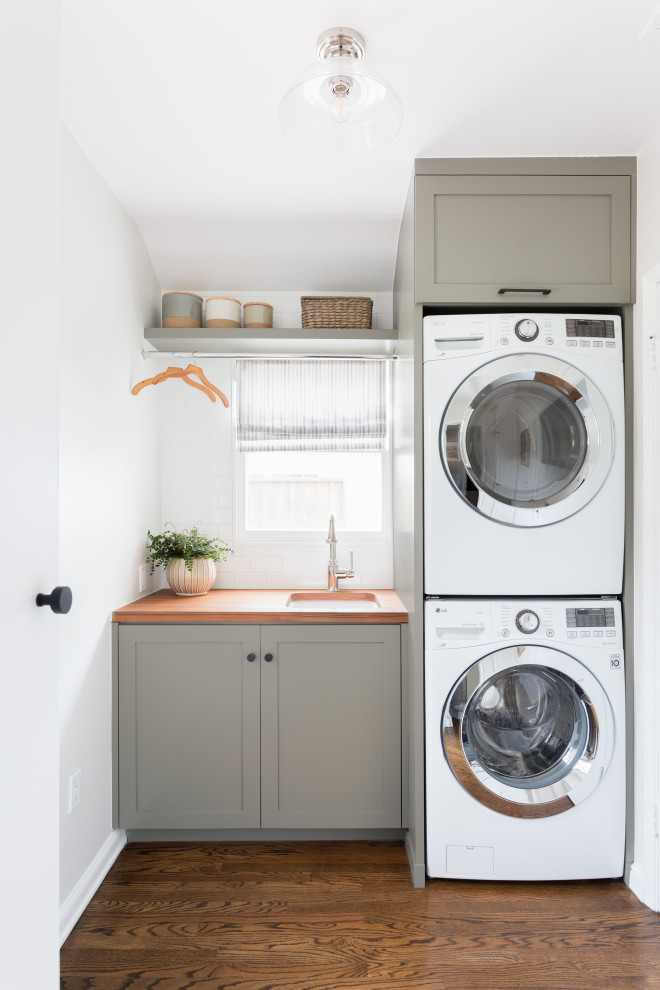 Design ideas for a transitional laundry room in Los Angeles.
