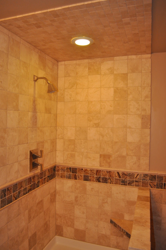 Idéer för små amerikanska badrum, med ett piedestal handfat, luckor med infälld panel, skåp i ljust trä, marmorbänkskiva, en toalettstol med hel cisternkåpa, beige kakel, porslinskakel, beige väggar och klinkergolv i porslin