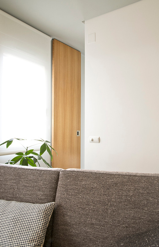 Foto de sala de estar con biblioteca tipo loft industrial pequeña con paredes grises, suelo de cemento, todas las chimeneas y pared multimedia