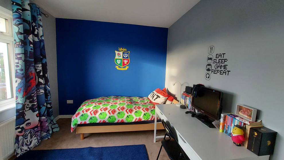 Свежая идея для дизайна: детская среднего размера в стиле модернизм с спальным местом, синими стенами, ковровым покрытием и синим полом для подростка, мальчика - отличное фото интерьера