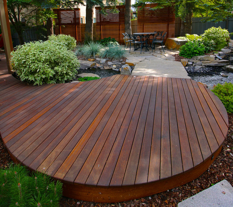 Inspiration for a mid-sized transitional backyard deck remodel in Calgary