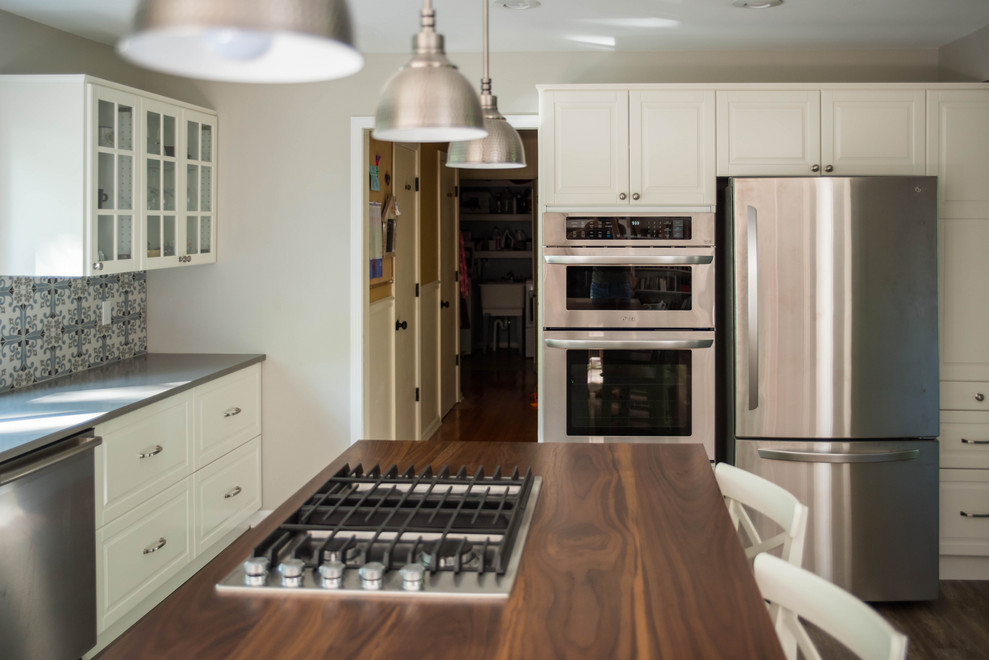 Kitchen - transitional kitchen idea in Indianapolis
