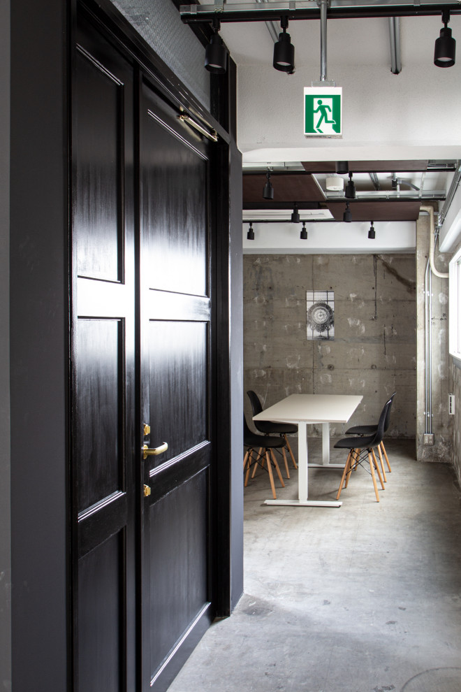 Mittelgroßes Industrial Foyer mit grauer Wandfarbe, Betonboden, Einzeltür, schwarzer Haustür, grauem Boden und Holzdielendecke in Sonstige