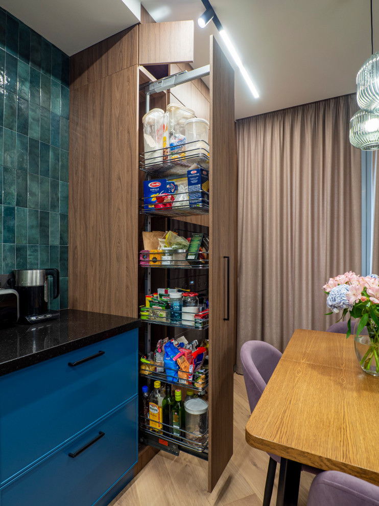 Кухня в современном стиле со встроенным аквариумом