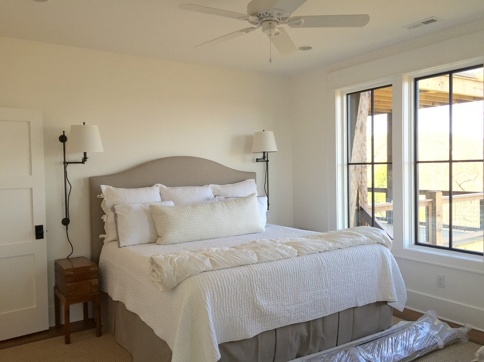 Imagen de habitación de invitados rural con paredes blancas y suelo de madera en tonos medios
