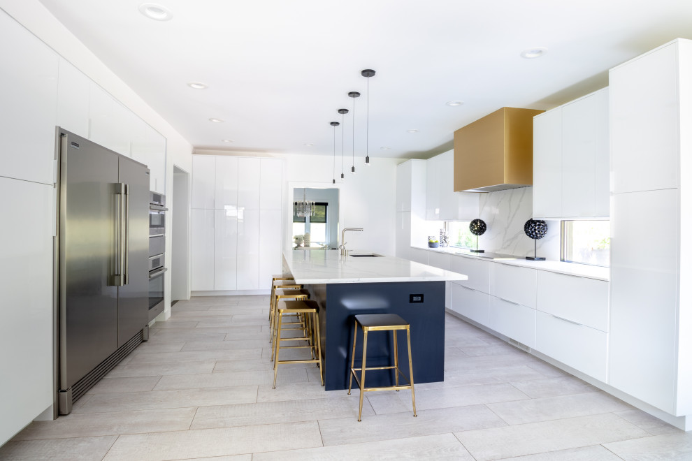 Idéer för ett mellanstort modernt vit kök och matrum, med en nedsänkt diskho, släta luckor, vita skåp, bänkskiva i kvartsit, vitt stänkskydd, rostfria vitvaror, en köksö och vitt golv