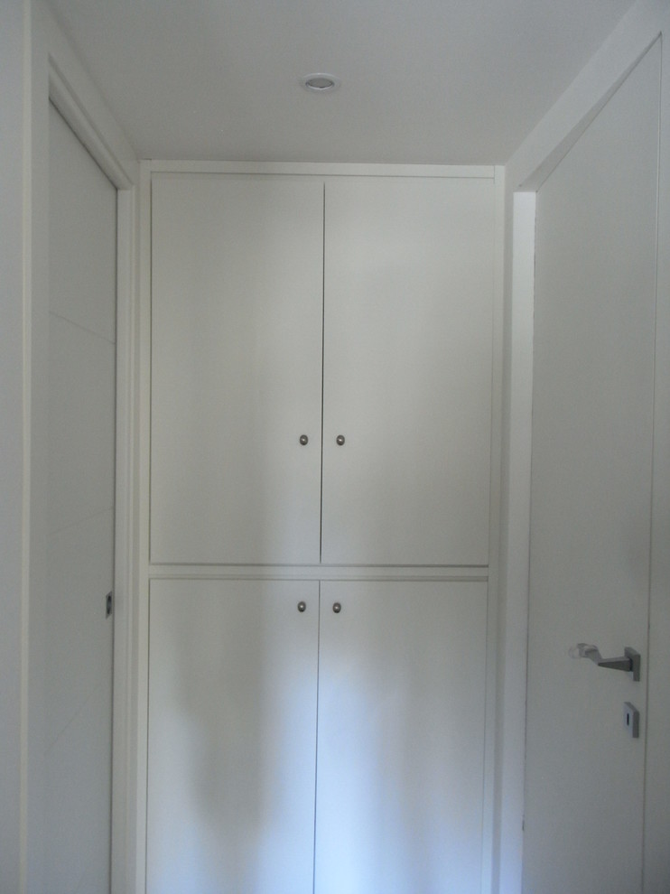 Foto di un piccolo ingresso o corridoio minimalista con pareti bianche e parquet scuro