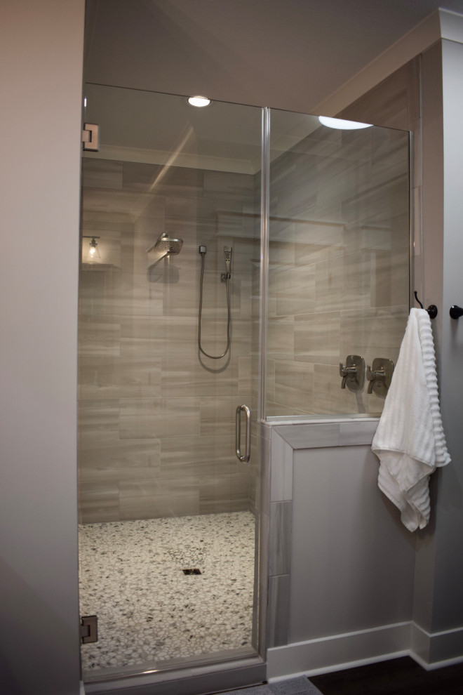 Свежая идея для дизайна: главная ванная комната среднего размера в стиле кантри с фасадами в стиле шейкер, белыми фасадами, душевой комнатой, унитазом-моноблоком, разноцветной плиткой, керамической плиткой, серыми стенами, полом из винила, врезной раковиной, мраморной столешницей, коричневым полом, душем с распашными дверями, белой столешницей, нишей, тумбой под две раковины и встроенной тумбой - отличное фото интерьера