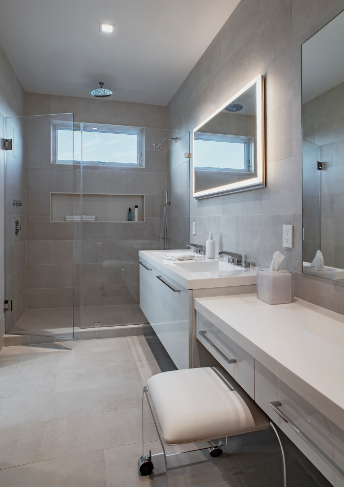 Inredning av ett modernt mellanstort en-suite badrum, med ett hörnbadkar, en dusch/badkar-kombination, en toalettstol med hel cisternkåpa, vita väggar, mosaikgolv, ett undermonterad handfat och dusch med gångjärnsdörr