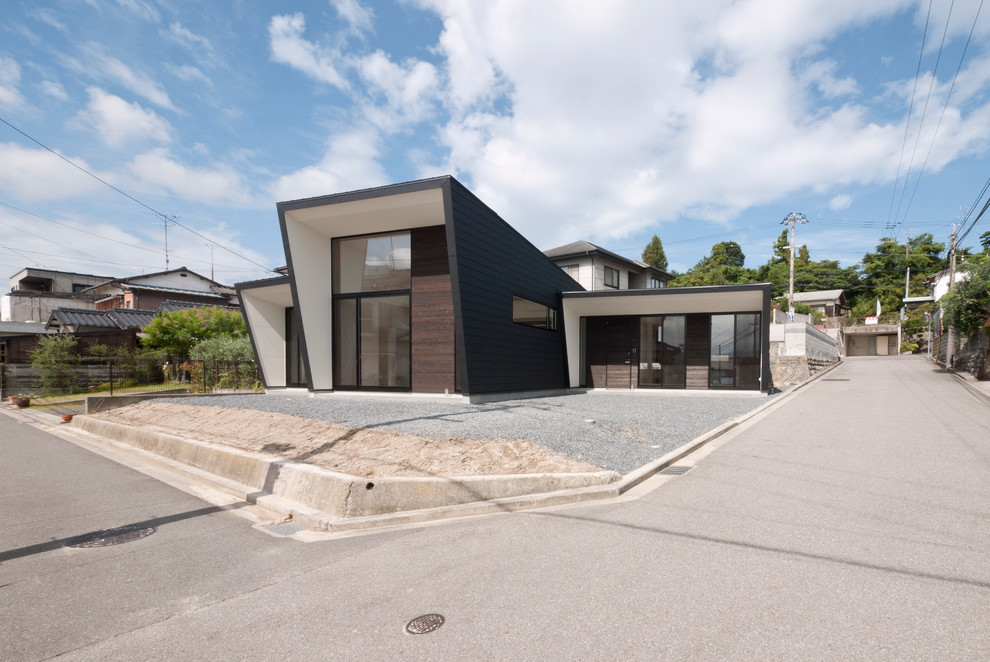 Modern black exterior in Tokyo with a shed roof and mixed siding.