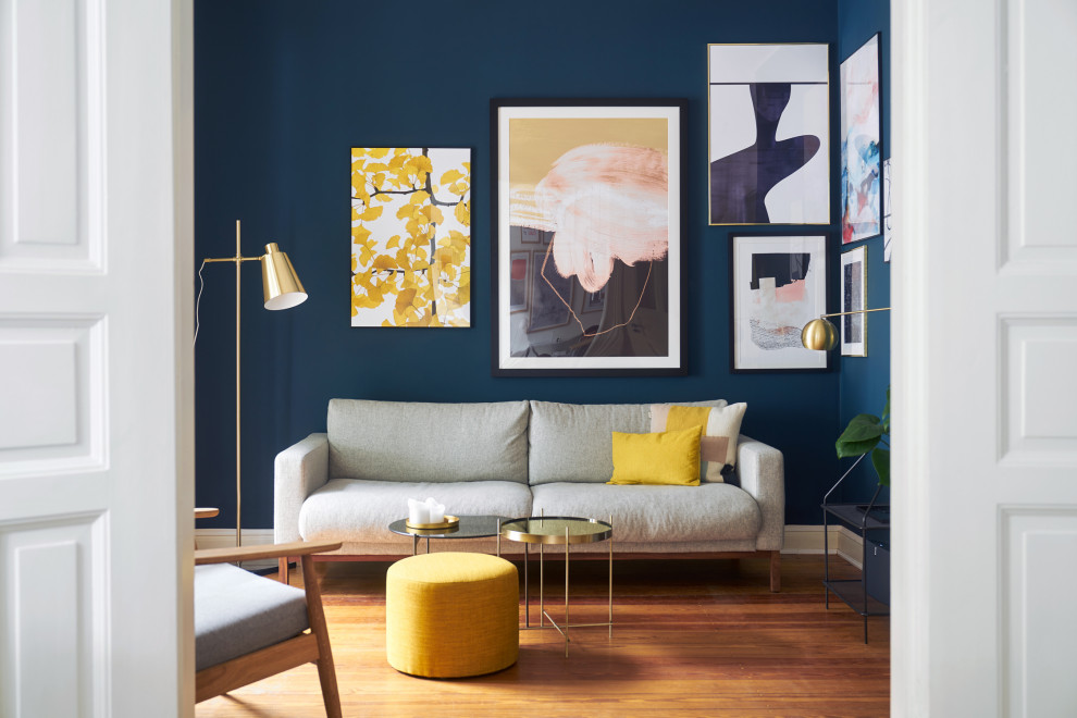 Esempio di un soggiorno design con pareti blu, pavimento in legno massello medio e pavimento marrone
