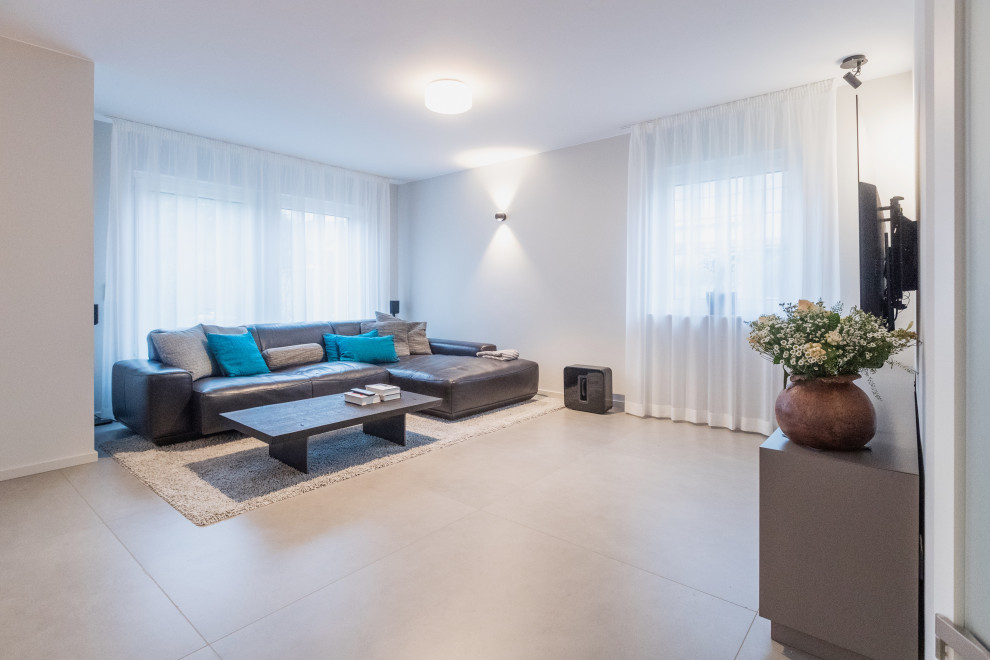 Mittelgroßes, Offenes Modernes Wohnzimmer mit grauer Wandfarbe, Keramikboden, TV-Wand und beigem Boden in Frankfurt am Main