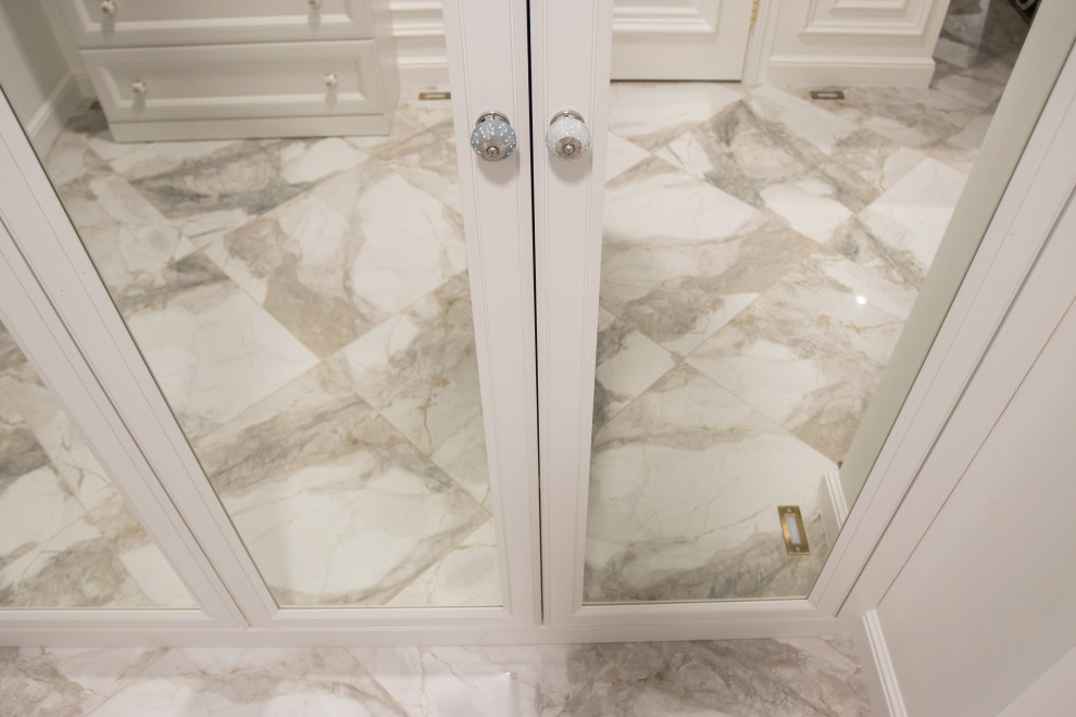 Прихожая в современной классике