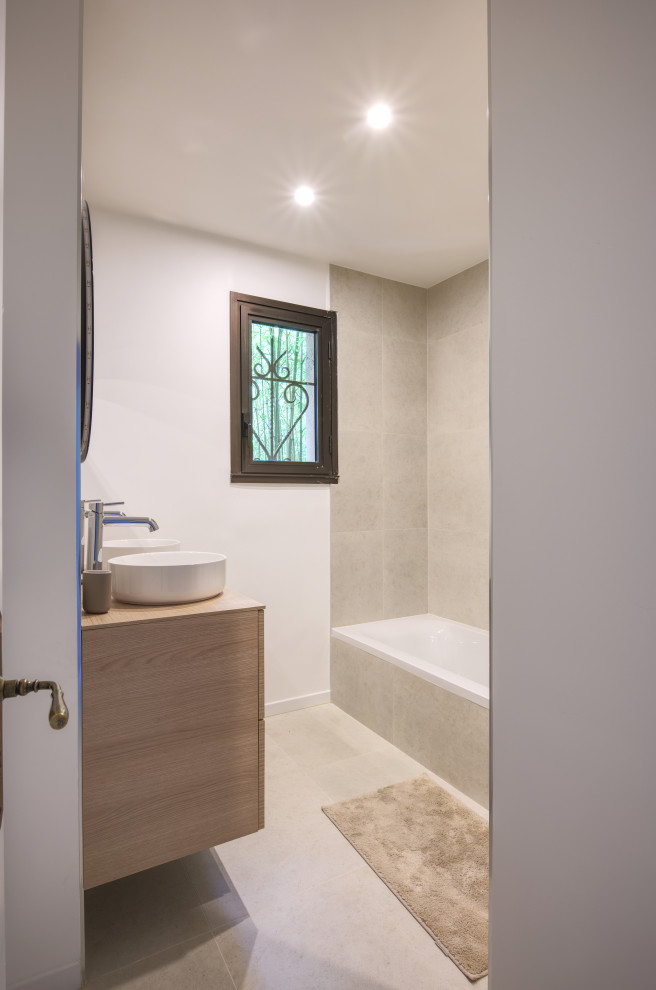 Exemple d'une salle de bain exotique de taille moyenne avec une baignoire encastrée, une douche ouverte, une vasque et meuble double vasque.