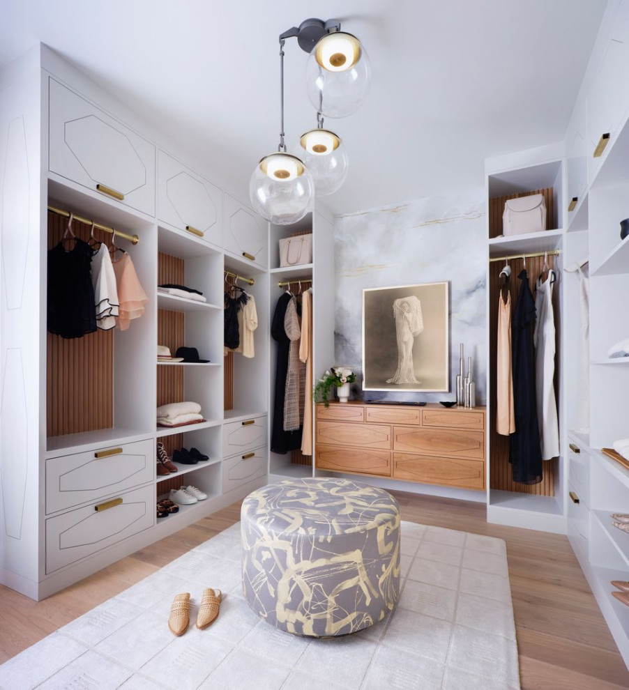 Ejemplo de armario y vestidor de mujer minimalista pequeño con armarios abiertos, suelo de madera en tonos medios y suelo beige