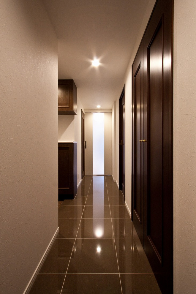 Источник вдохновения для домашнего уюта: коридор среднего размера с бежевыми стенами, полом из керамогранита, коричневым полом, потолком с обоями и обоями на стенах