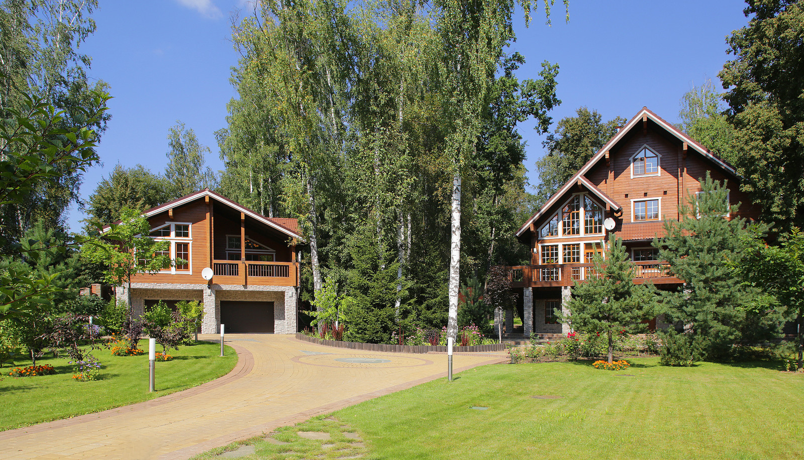 Дом из клееного бруса с цокольным этажом и американской террасой