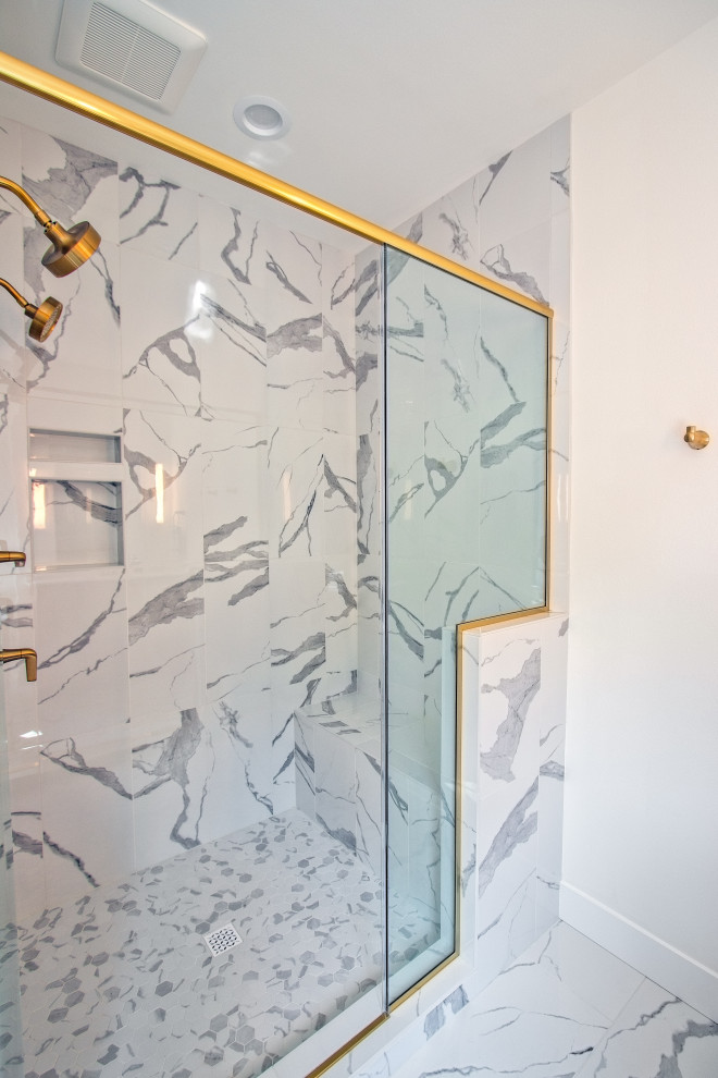 Стильный дизайн: ванная комната в современном стиле с угловым душем, белой плиткой, керамической плиткой, белыми стенами, полом из керамической плитки, белым полом, душем с распашными дверями и сиденьем для душа - последний тренд