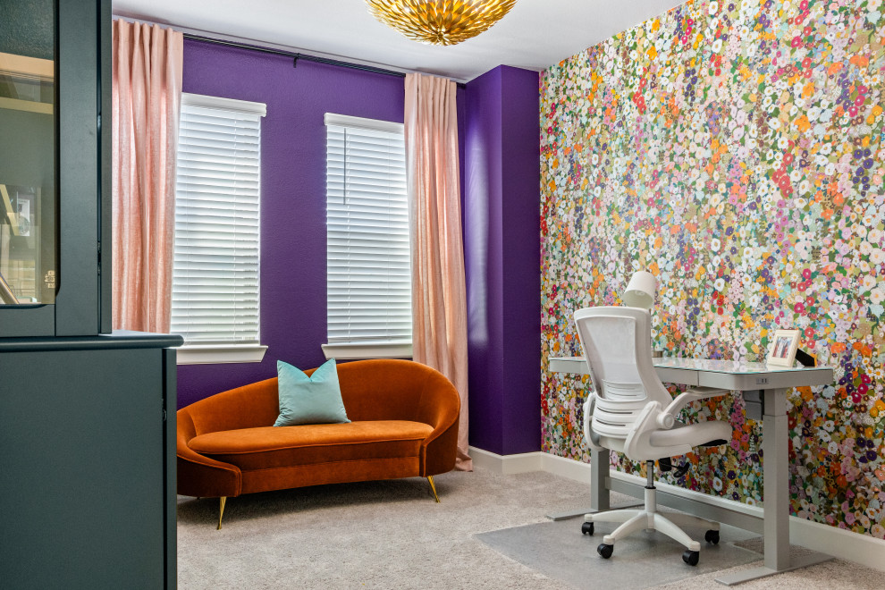 Modelo de despacho contemporáneo con paredes multicolor, escritorio independiente y papel pintado