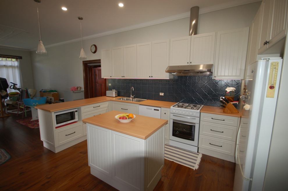 This is an example of a tropical kitchen in Melbourne.