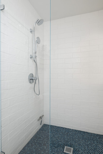 Expansive and inviting shower modern-badezimmer