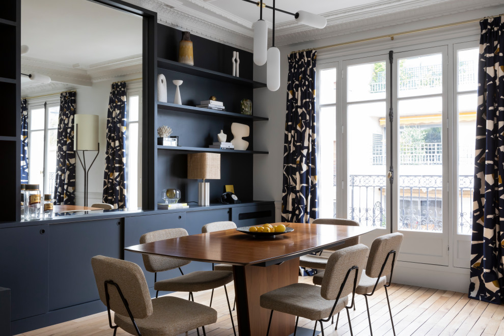 Inspiration for a contemporary dining room in Paris.