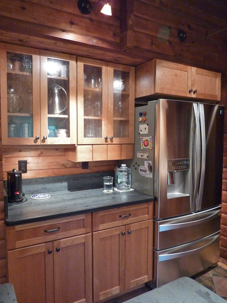 Inspiration for a traditional kitchen in Burlington.