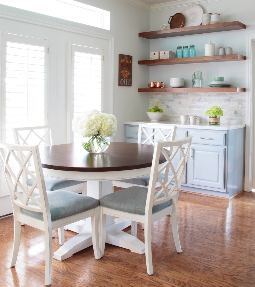 Inspiration för stora klassiska vitt kök, med en nedsänkt diskho, luckor med upphöjd panel, blå skåp, bänkskiva i kvarts, flerfärgad stänkskydd, stänkskydd i marmor, rostfria vitvaror, mellanmörkt trägolv, en köksö och orange golv