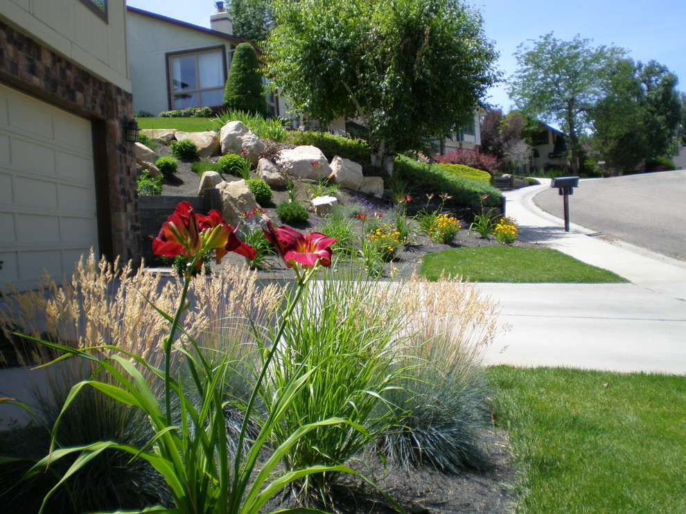 Mid-sized traditional front yard driveway in Boise with mulch for fall.