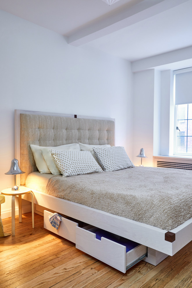 Diseño de dormitorio principal actual grande con paredes blancas, suelo de madera clara y suelo beige