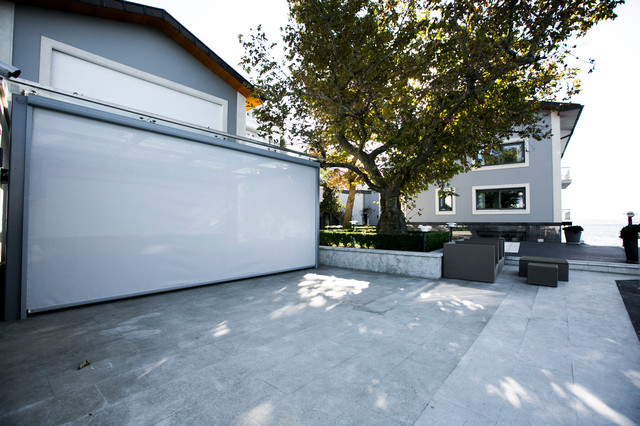 senkrechtes Terrassenrollo als ALLWETTERSCHUTZ - Modern - Häuser