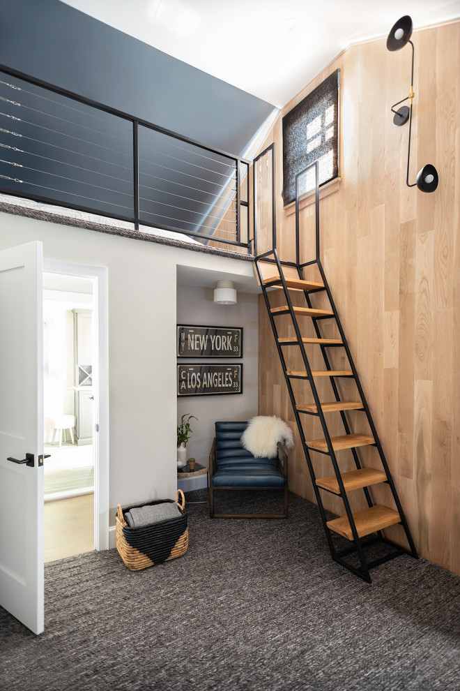 Идея дизайна: спальня на антресоли в стиле кантри с серыми стенами, ковровым покрытием, серым полом и обоями на стенах